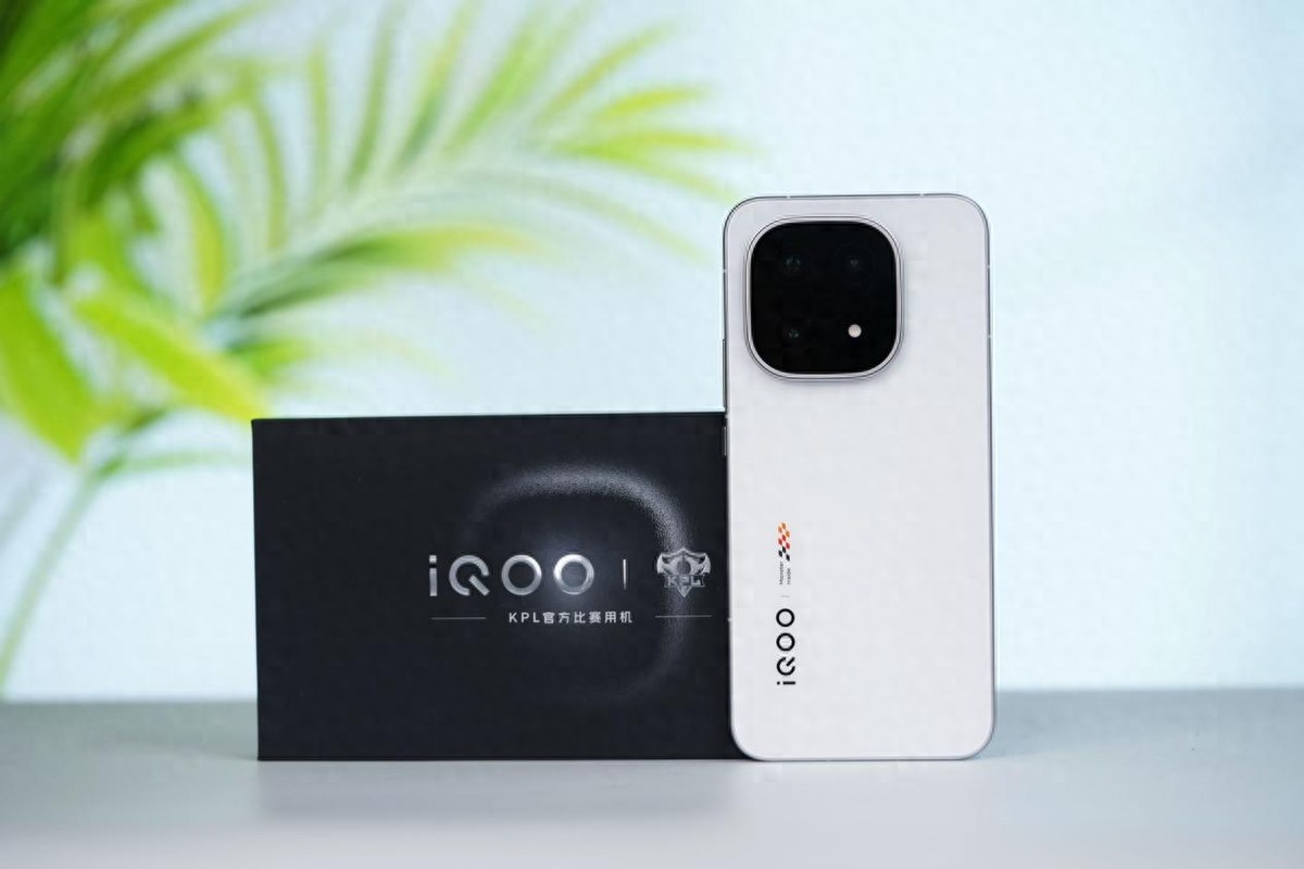 从性能机到水桶旗舰！ iQOO 15评测：不止游戏强机