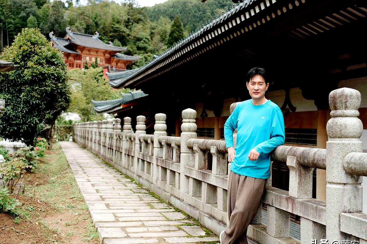 再过4年，30后也要陆续登场了，真是时间一晃就不认人。
现在站在台上演出，我竟然