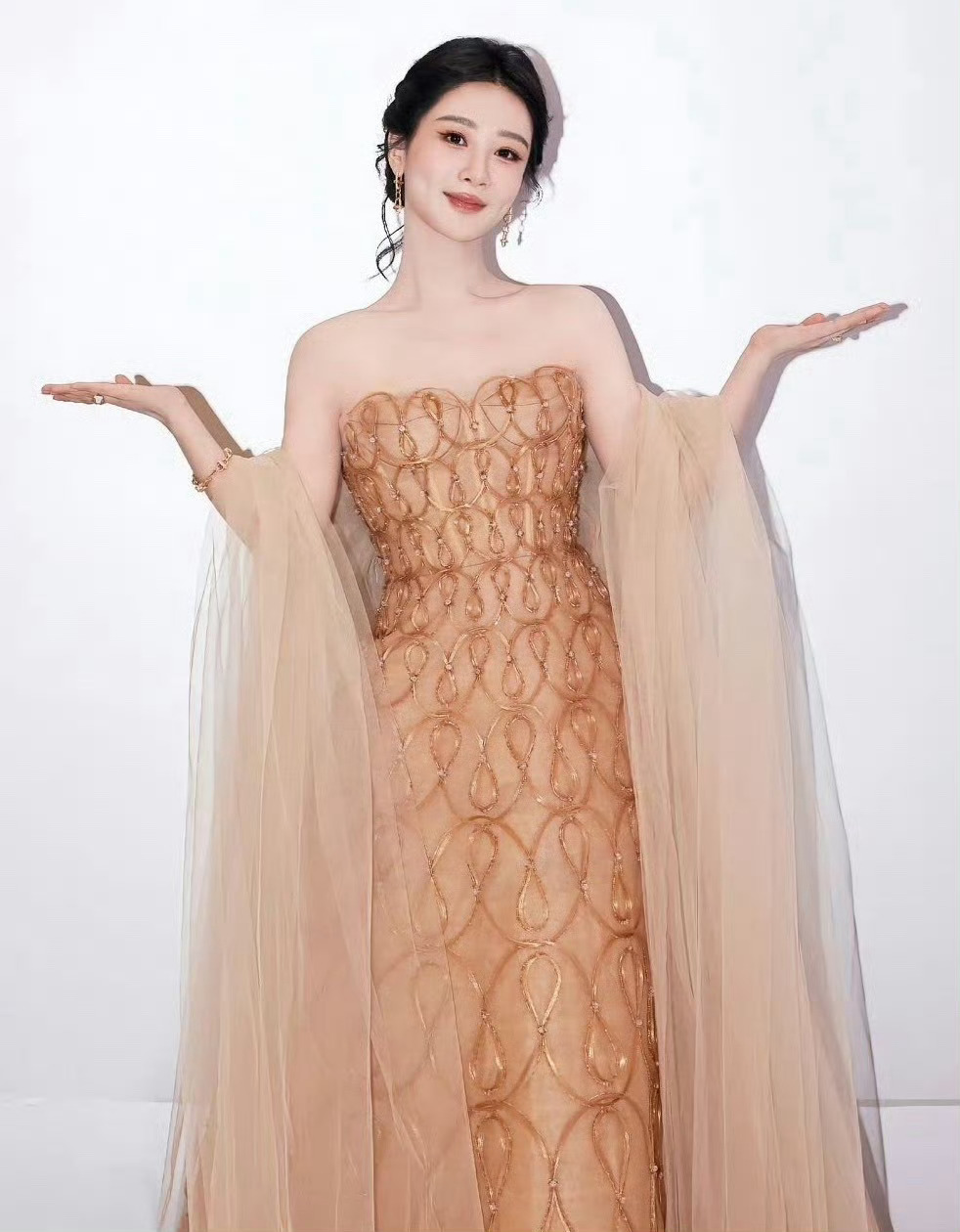 杨紫杨紫玉兰花开君再来 yz杨紫董竹君她曾深陷泥沼，也曾抵达巅峰——从清末到新中