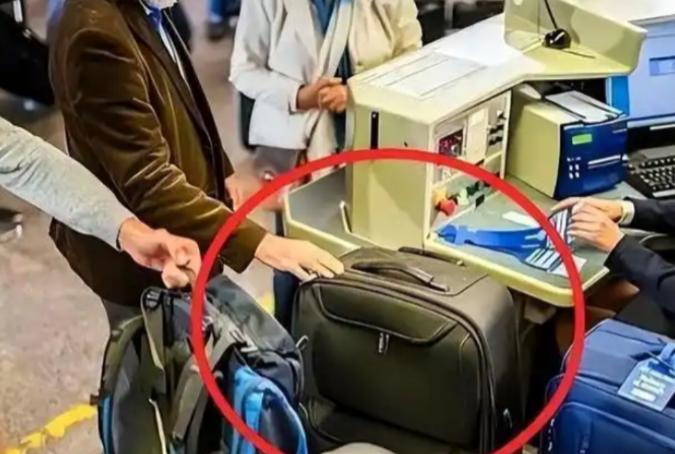 中国差点又损失几千万！上海浦东机场海关发现一批形迹可疑的美国人，便强制打开了他们