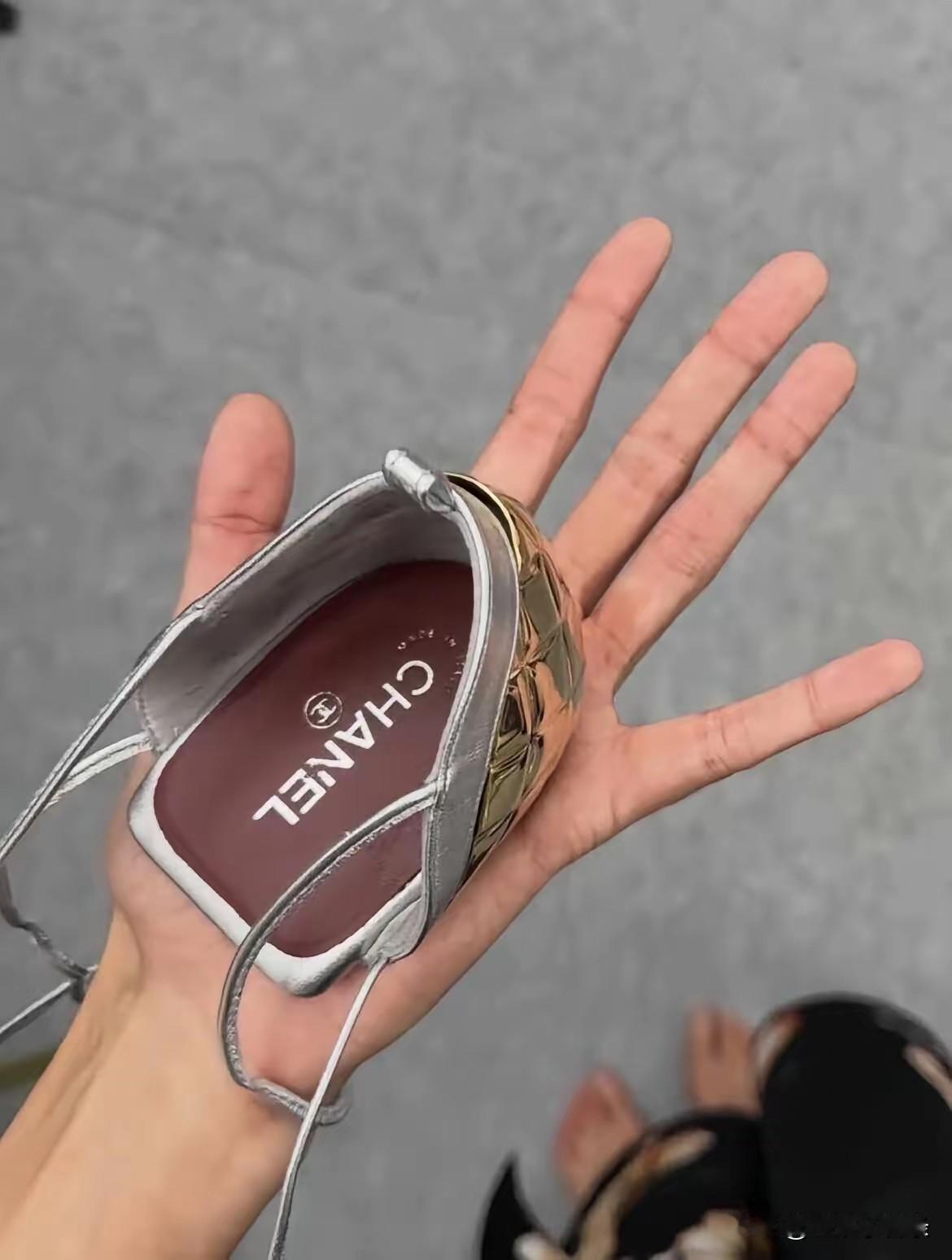 这是“皇帝的新鞋”吧，这样的鞋穿和不穿有什么两样，还价格不菲，一双没有前掌只有后