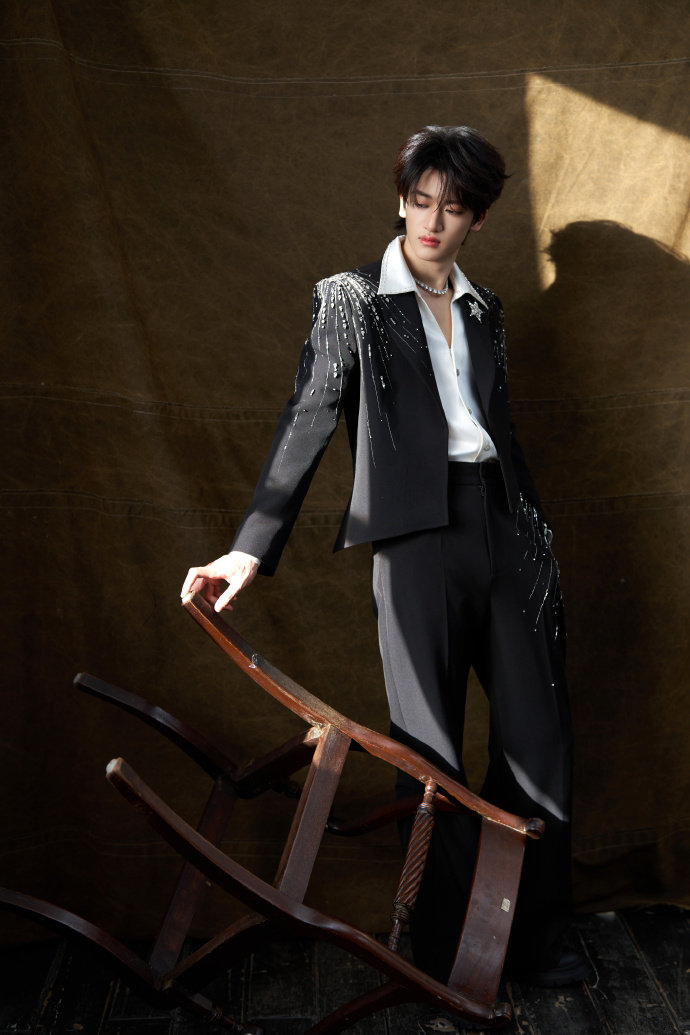 期待邓佳鑫红毯  邓佳鑫微博之夜出图  造型，黑色闪钻西装真带劲！身材好完美我一