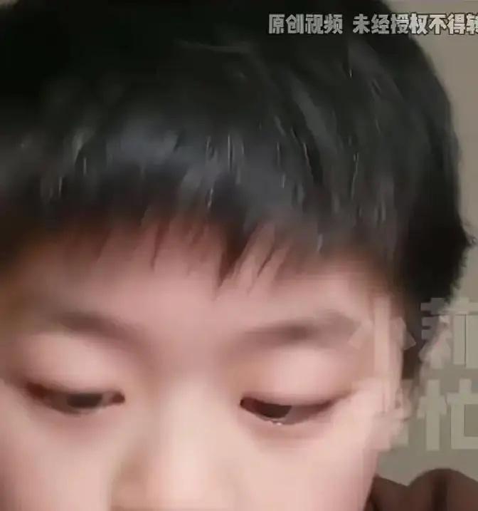 河南，男孩从小父母离婚，离婚时他归父亲抚养，不久前男孩的父亲病逝，男孩鼓起勇气给