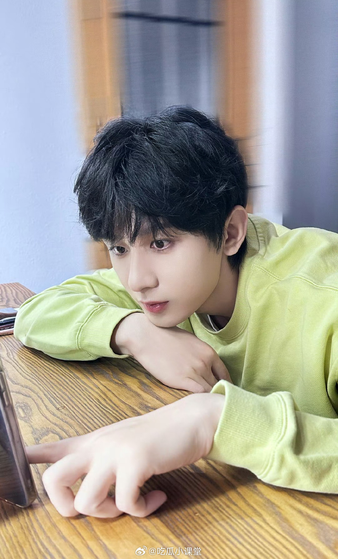 #狗仔说成毅的私生是最疯狂的#成毅又敬业又低调。性格很好，人也是非常温柔的。对待