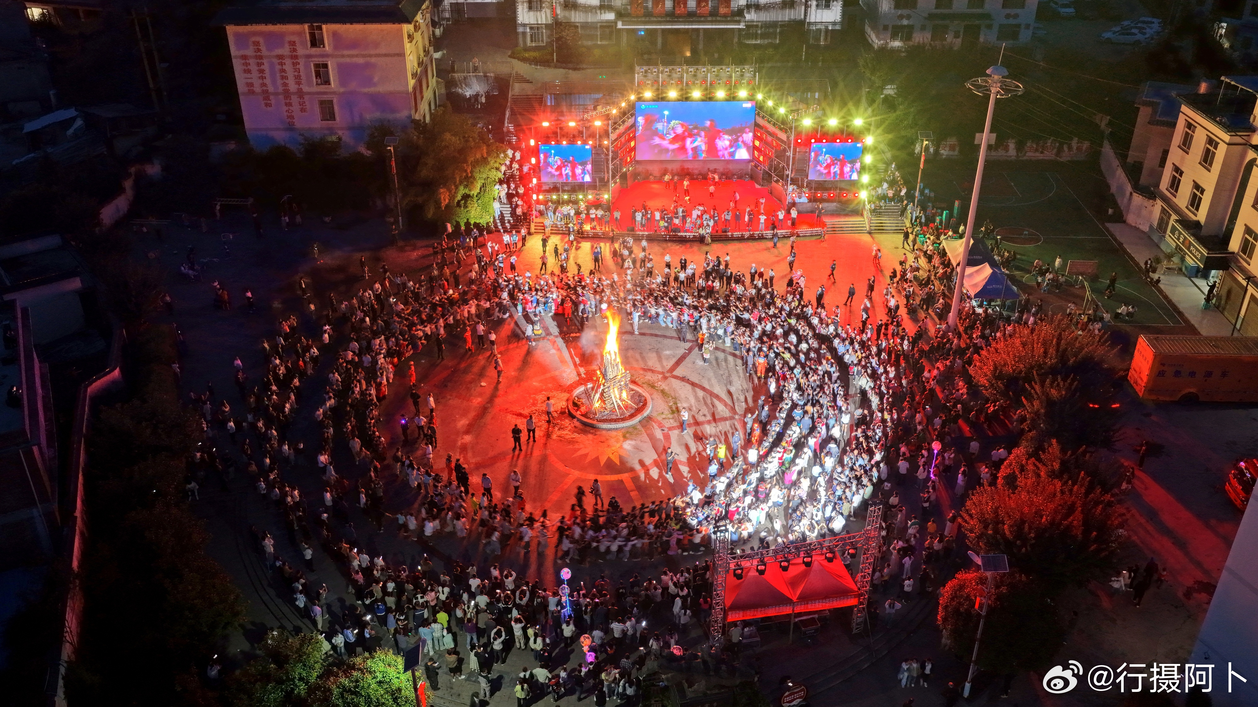当火把照亮团圆路微博影响年 人间回响傍晚，在云南，毕摩绕百年古树祈福，神圣火种在