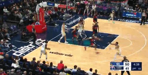 真有乃父之风啊
小佩顿这个球太嚣张了
勇士对阵奇才的比赛第二节剩余4分37秒，小