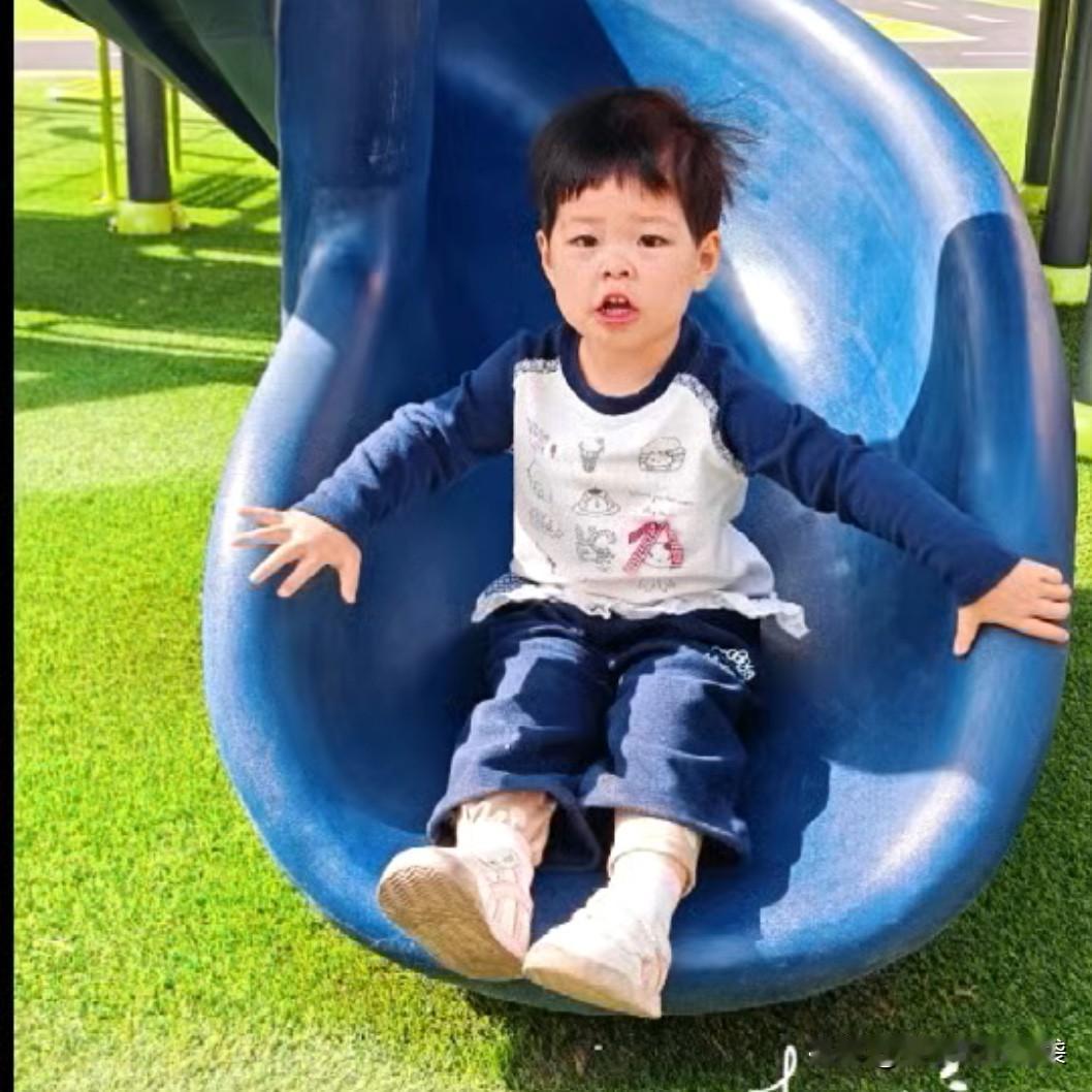 我很庆幸，
当初选择全职在家带娃，
这是一个无比正确的决定。

越往后过日子，我