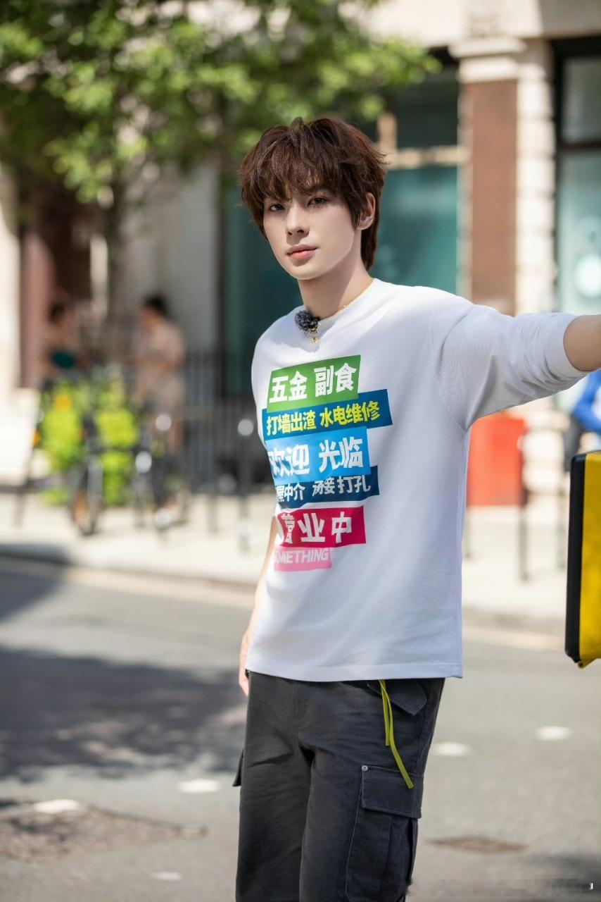 李佳琦睡觉环境李佳琦怎么睡得着的伦敦合伙人每个人对于噪音的耐受程度各不相同，有人