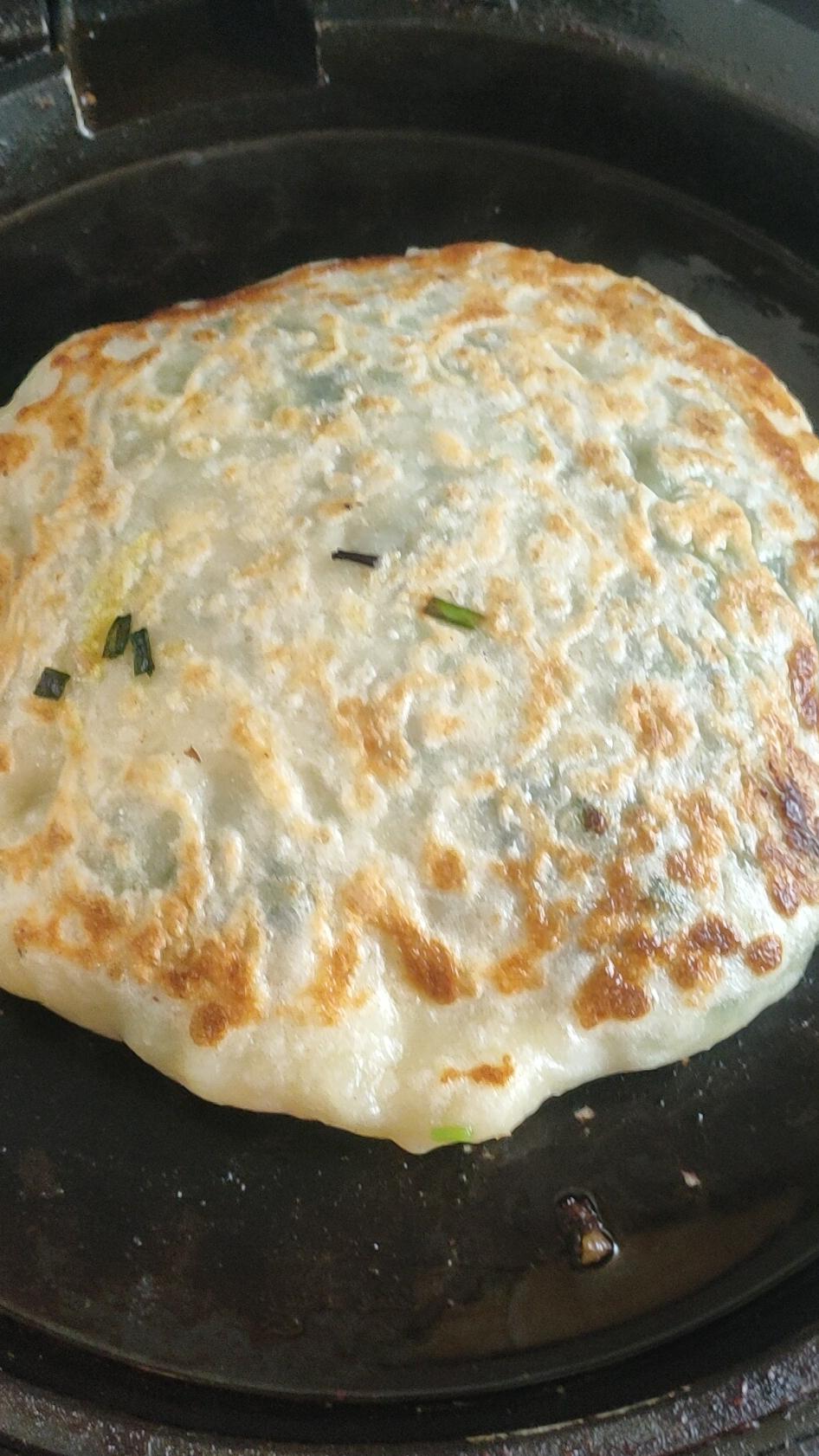 馅饼最好吃的做法分享
  要想韭菜翠绿，馅料鲜香入味，饼皮外焦里嫩有诀窍。
  