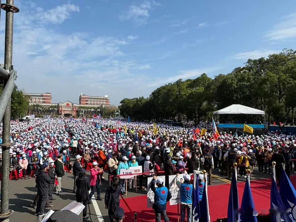 台湾选举只剩下最后十天的时间了，各种民调都已封关，蓝营整个气势渐入佳境，今天上午