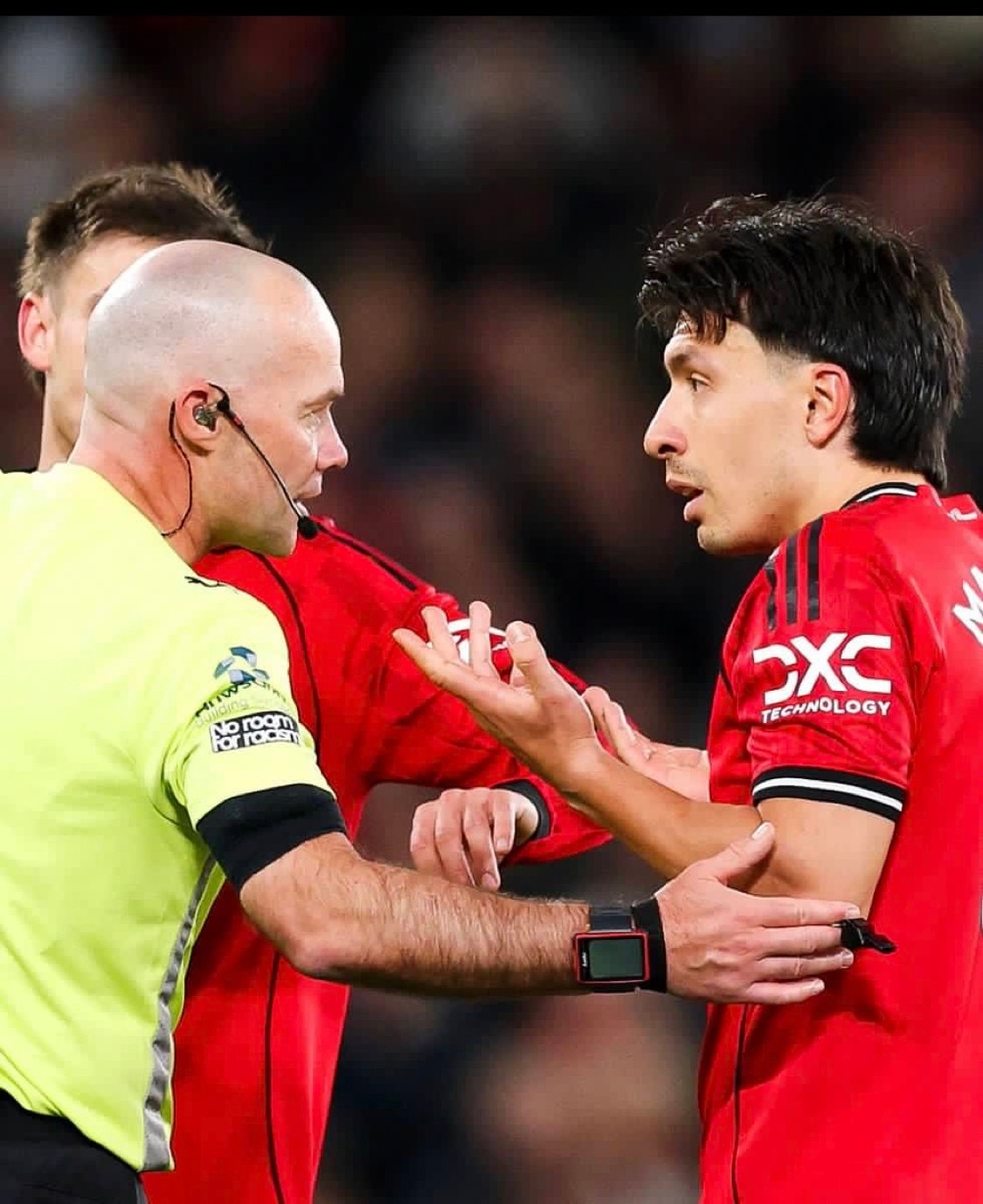 曼彻斯特晚报记者Steven Railston：曼联正在考虑对将马丁内斯被罚下的