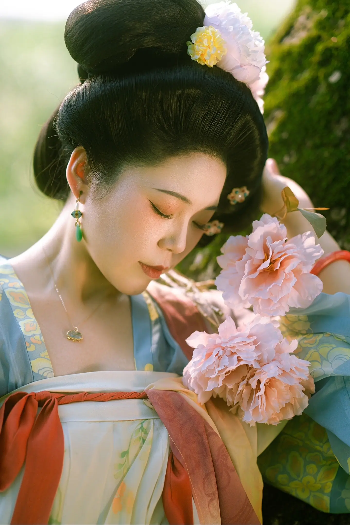 美人如花隔云端。
