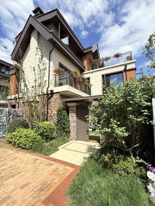 跟爸妈住一起，我们390w买了套300平米别墅