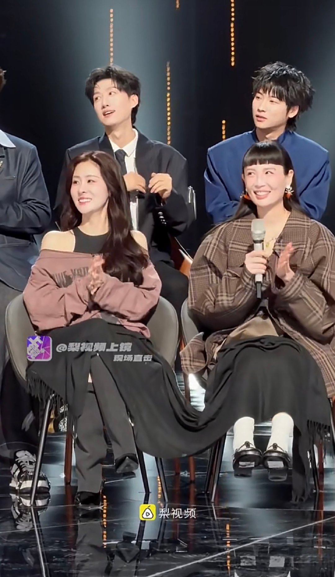 张碧晨魏如萱盖一块毯子两位唱将氛围感十足，张碧晨魏如萱贴身闲聊，共盖毯子温柔治愈