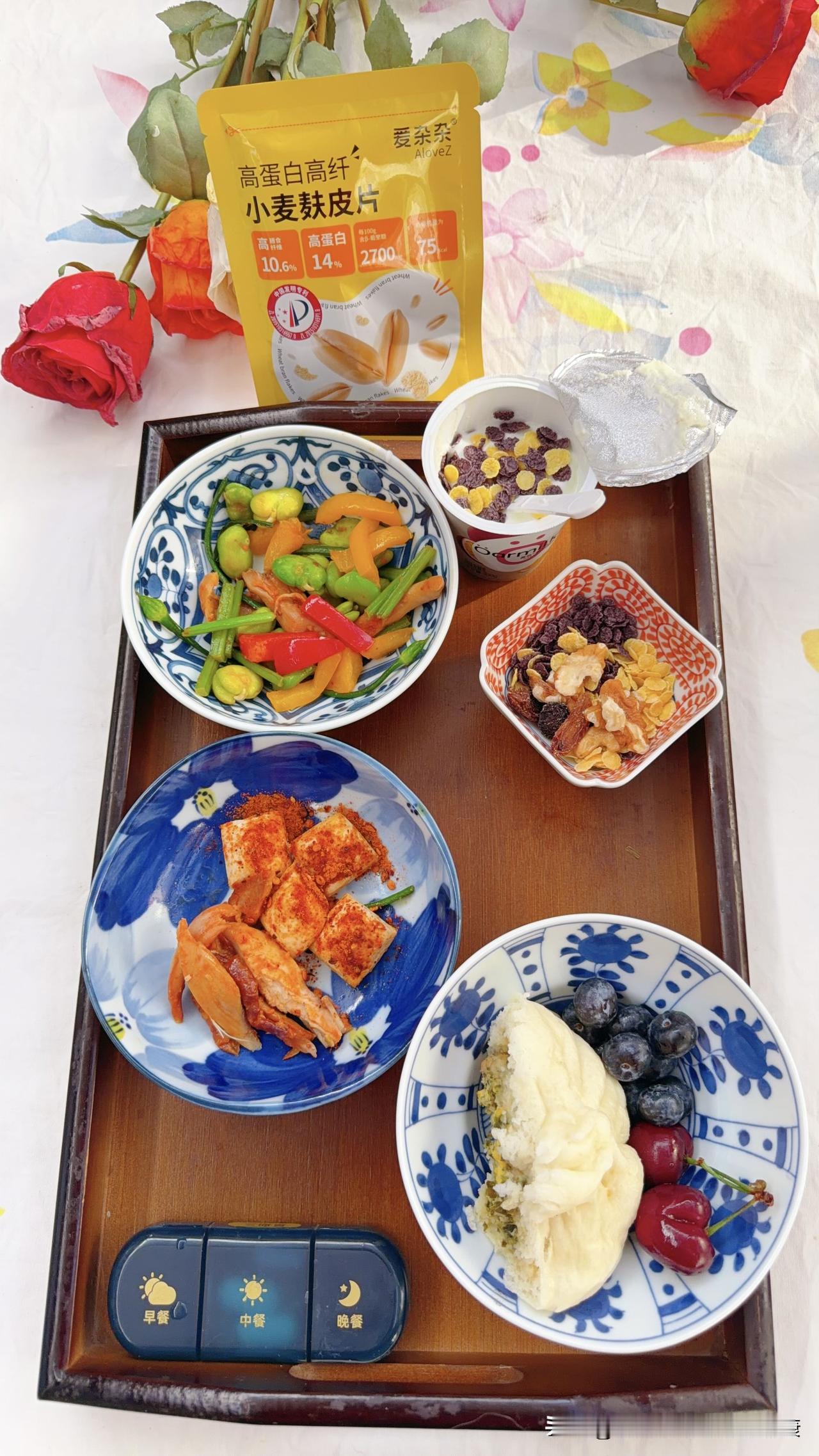 彩虹餐一人食分享。半个荠菜包子，搭配高蛋白高纤麸皮片，粗细搭配，大米白面都是精制