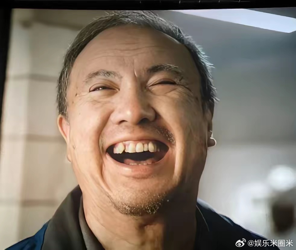 沈腾的演技好我不意外，龙餐馆大受好评我不意外，但有一点让我疑惑不解，那就是他的牙