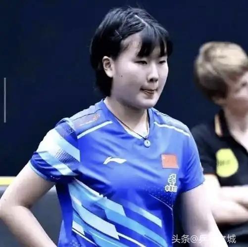 15岁姜依依，第一次打大满贯，首轮就撞上德国悍妇温特，世界第9。

这签表，真是