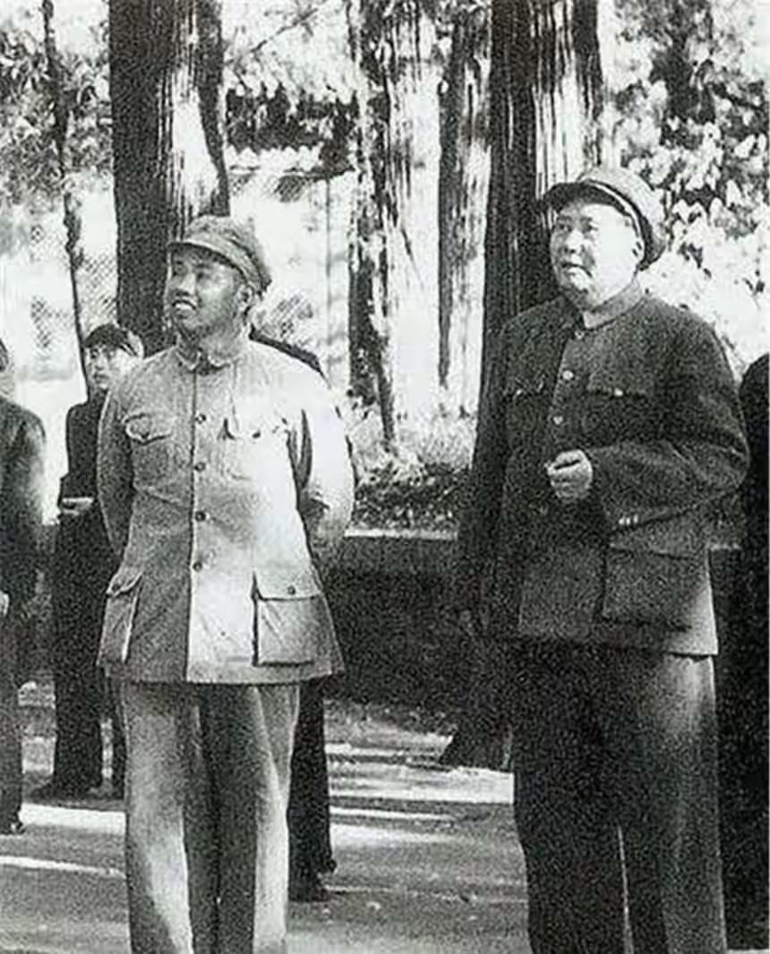 毛主席视察山东时，专程给一名英雄扫墓，到墓前，毛主席沉痛悼念，回忆1938年延安