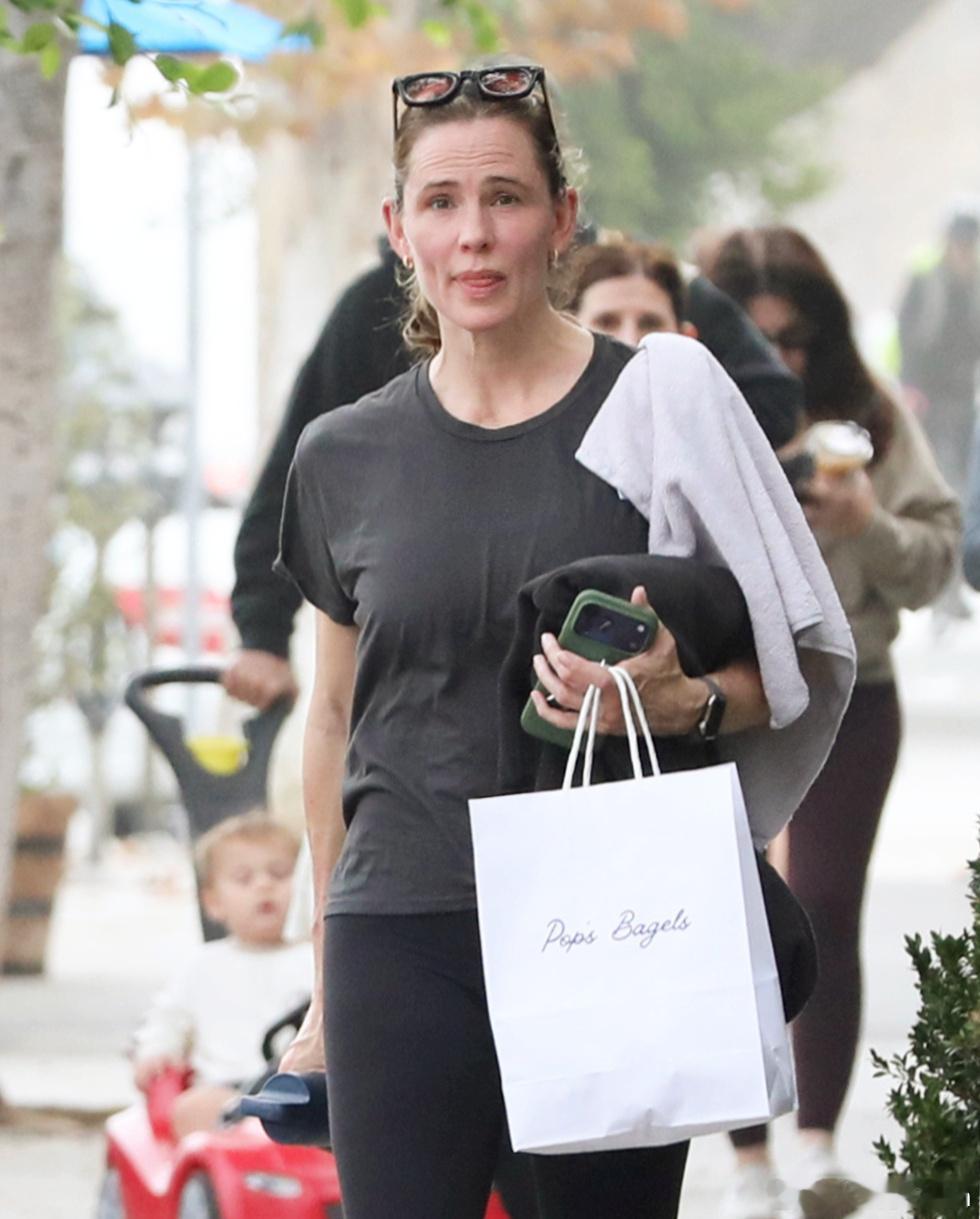 Jennifer garner詹妮弗加纳在洛杉矶外出，加纳姐离开健身房后到一面包