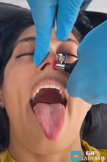 欧美的所谓潮流女装，奉行的是露得越多越潮流的理念！
此前，这种潮流甚至发展到衣不