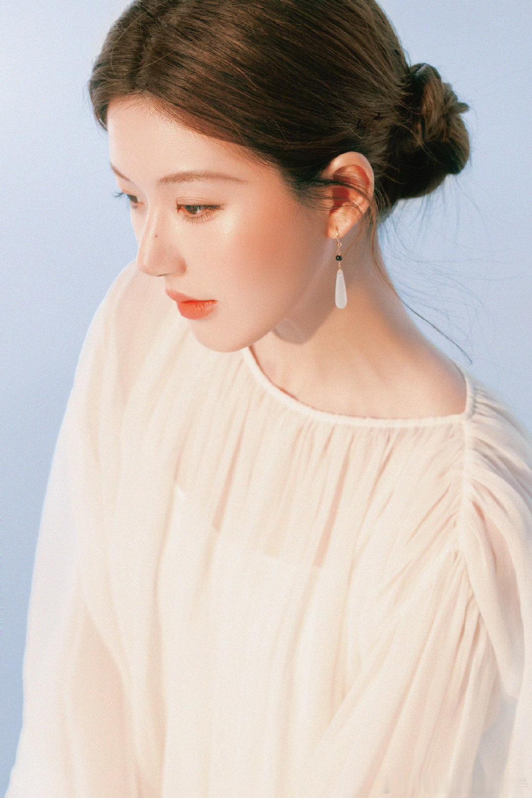 赵露思新春大片    赵露思新年营业🈺   一袭白纱裙搭配淡妆，宛如仙女下凡一