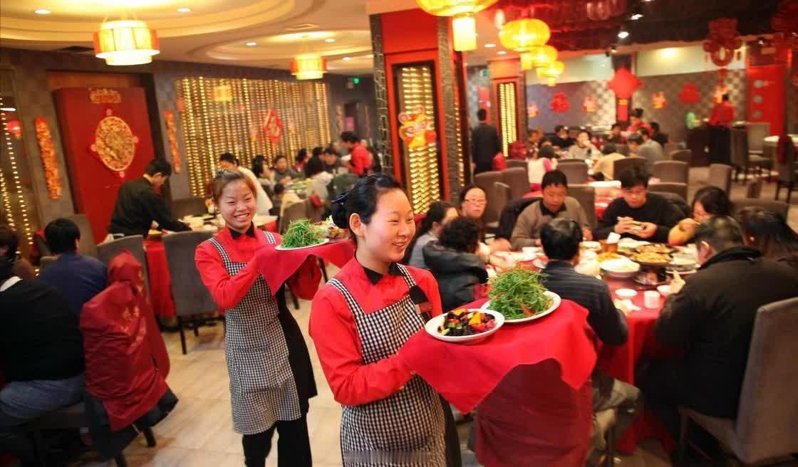 公司组织员工聚餐，酒菜都上齐了，员工们一口都没吃，扔下筷子都走了。没想到一个大老