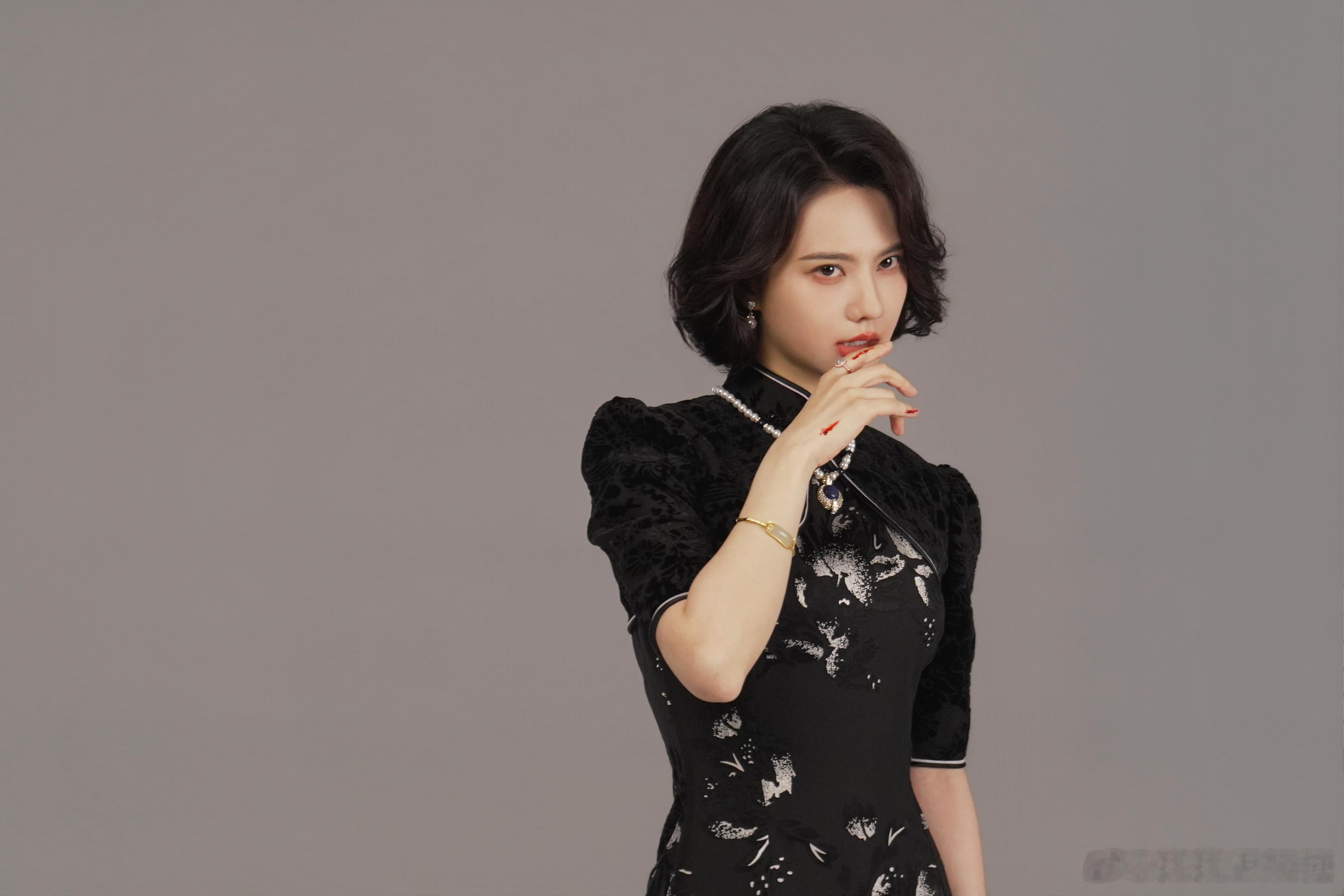 姜珮瑶又美又讽 谁能拒绝民国旗袍美人张海琪，长相精致温婉，举手投足优雅大方，可对