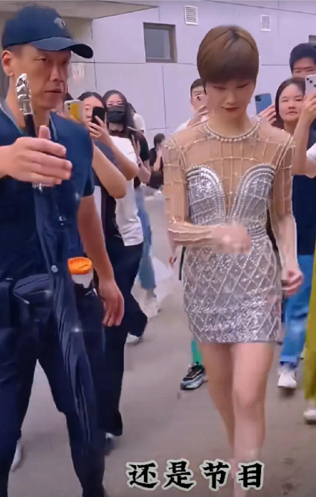 李宇春现在穿得越来越性感了，穿镂空半身裙，露出大长腿，展现出她高挑身材。不过她穿