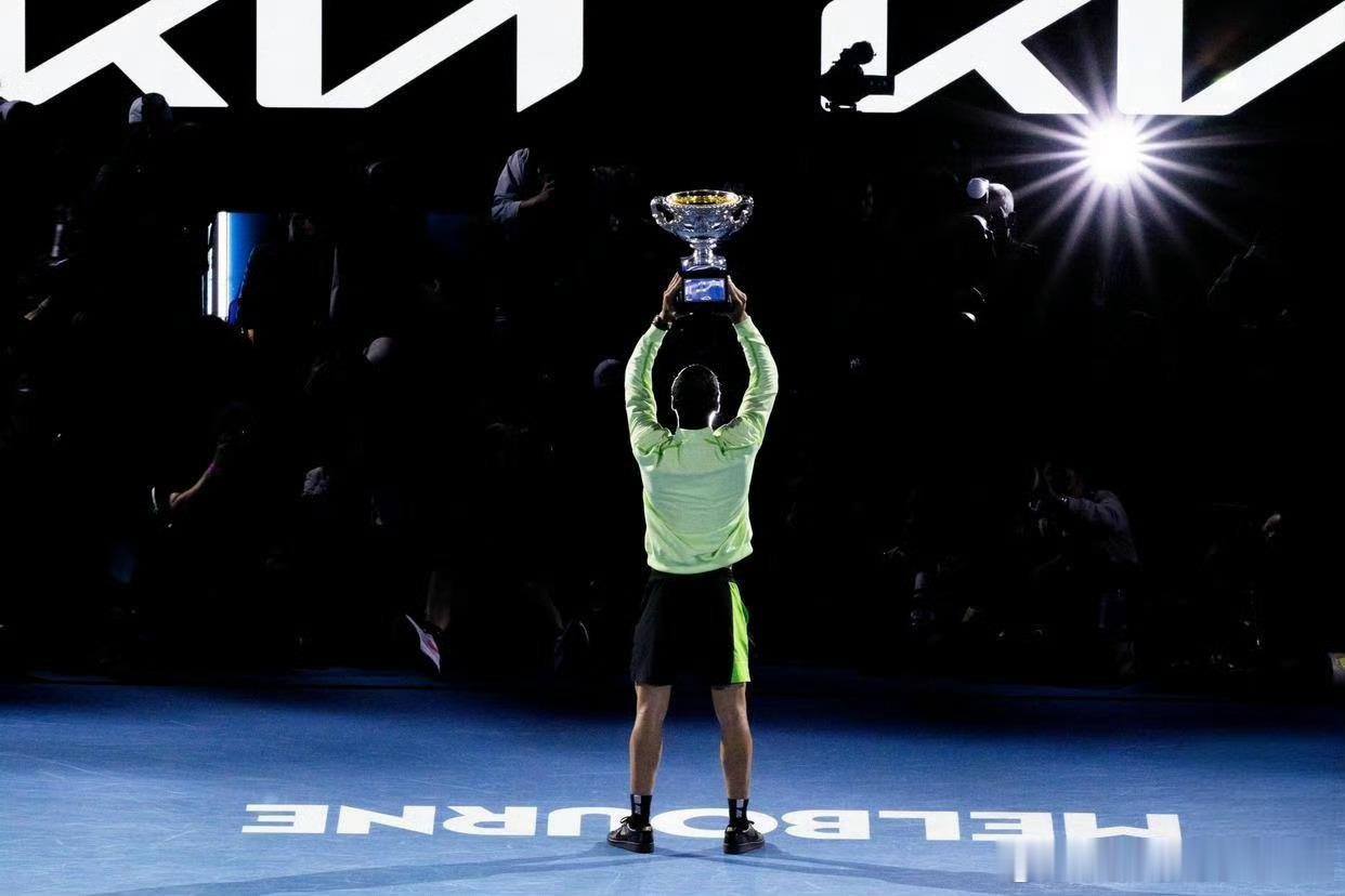 致敬德约科维奇，也恭喜天才少年阿卡。时间的参照物是什么呢？是新老交替的传奇接力，