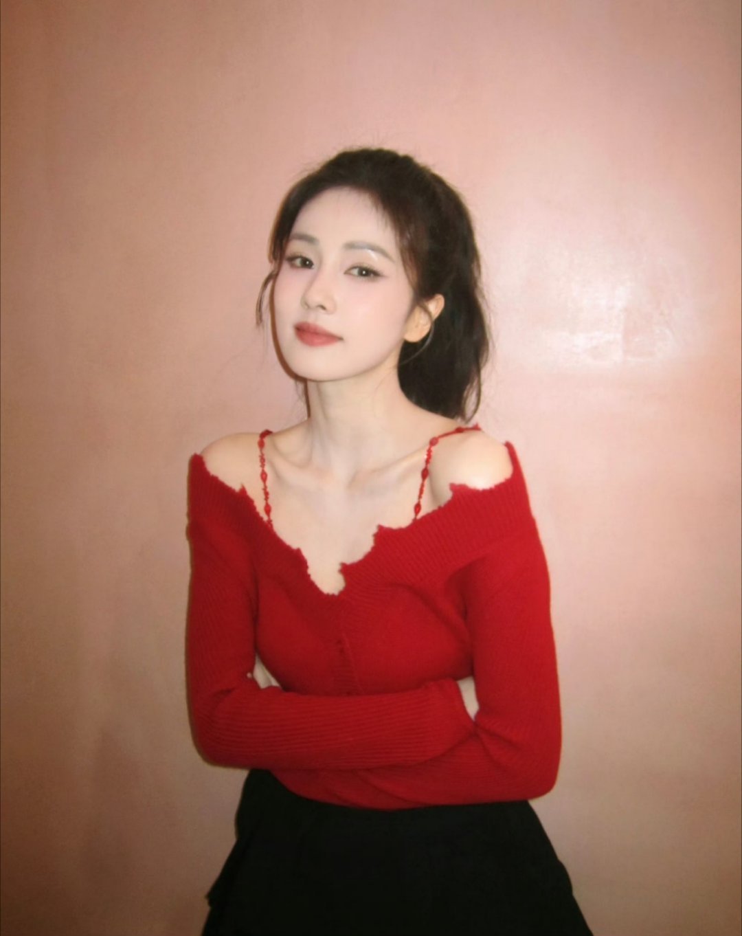 白鹿今晚直播活动造型，红色吊带毛衣好时尚的穿搭。 