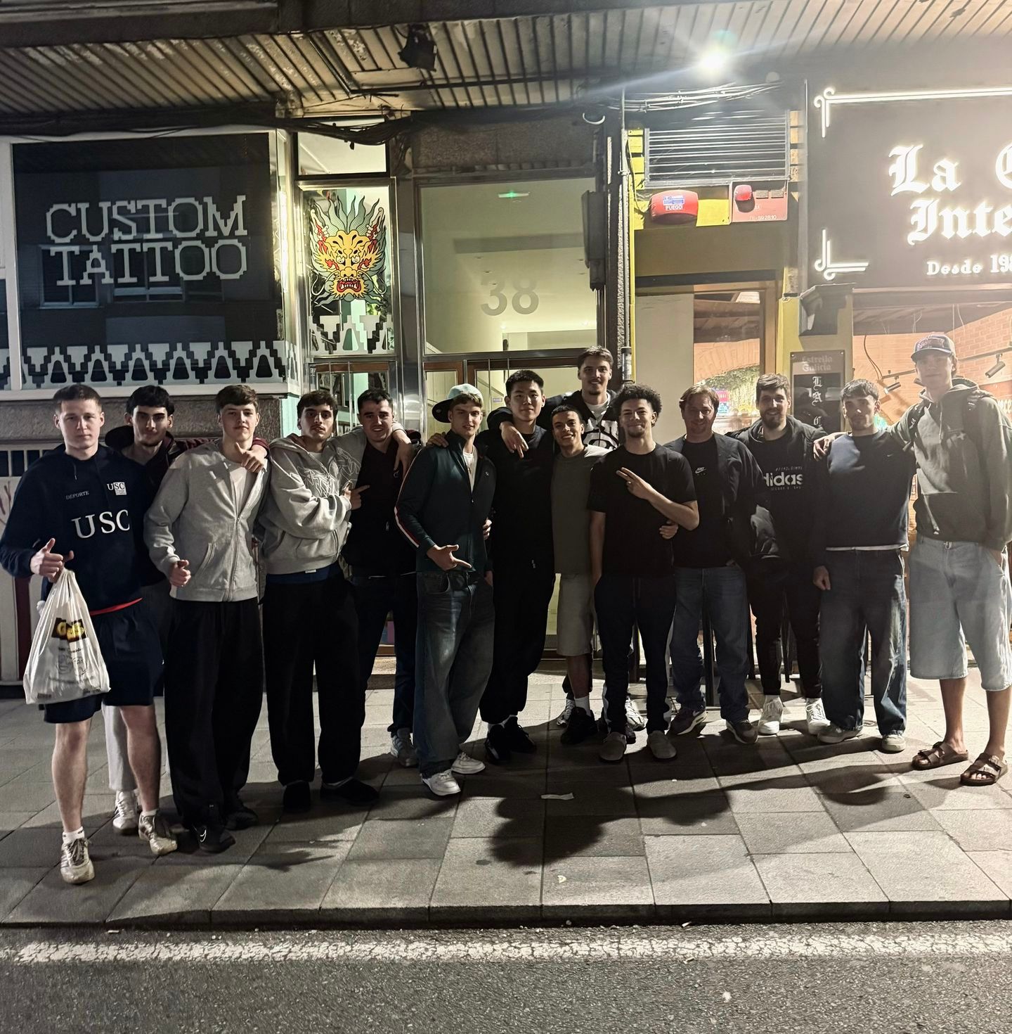 赛季收官战，兄弟俩之后要回国了。黄秋实出场25分钟，23分5篮板1助攻2抢断，1