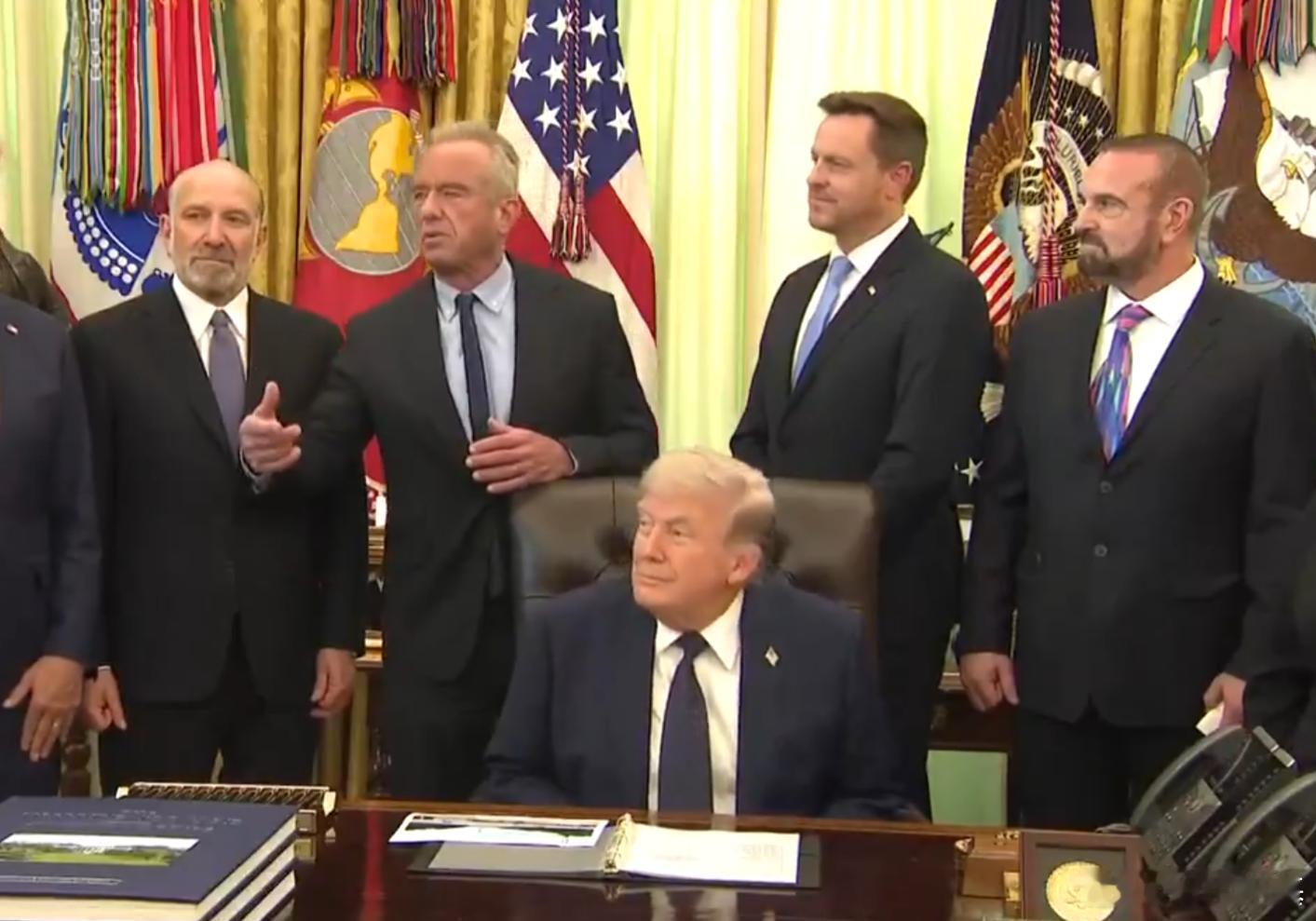 来看看这就是美国人的数学能力。特朗普多次公开声称他的政策让某些药品价格“下降了4