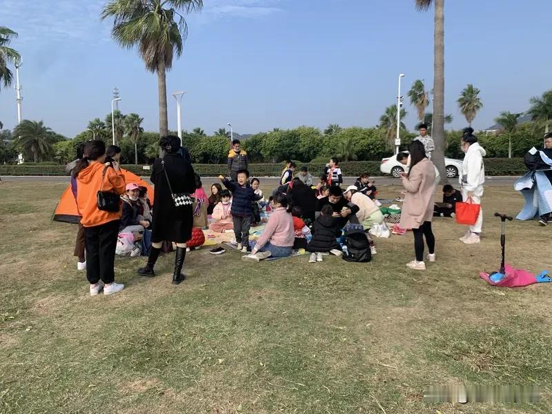 爸爸一把抱起幼儿园亲子活动落单孩子 12月31日在陕西，幼儿园的亲子跨年活动上出