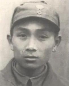 1940年，新四军副团长被日军追击向老农求助，结果老农一脚把他踹进水田，之后，副