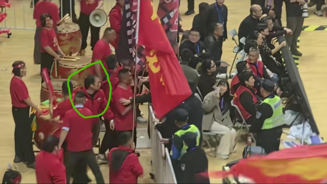 发生在浙ba丽水vs诸暨这场比赛场边的一幕:疑是诸暨球迷对场上裁判的判罚不甚满意