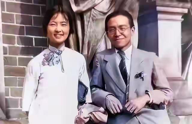 王铎：刚结婚的林徽因和梁思成
这样的照片，需要仔细读，仔细看。能看出很多东西来。