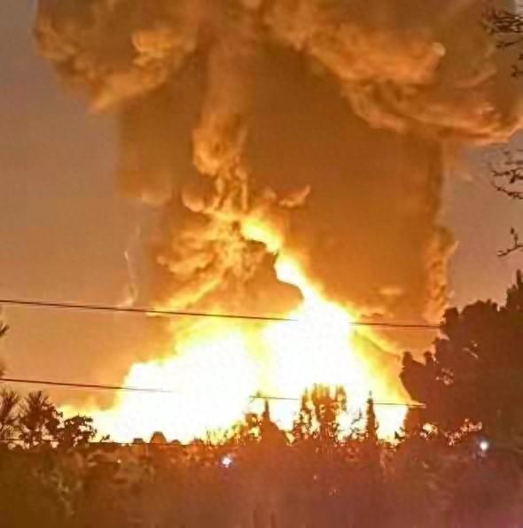 相信很多人都刷到了德黑兰油库遇袭的画面，火光冲天的瞬间，不仅照亮了夜空，更点燃了