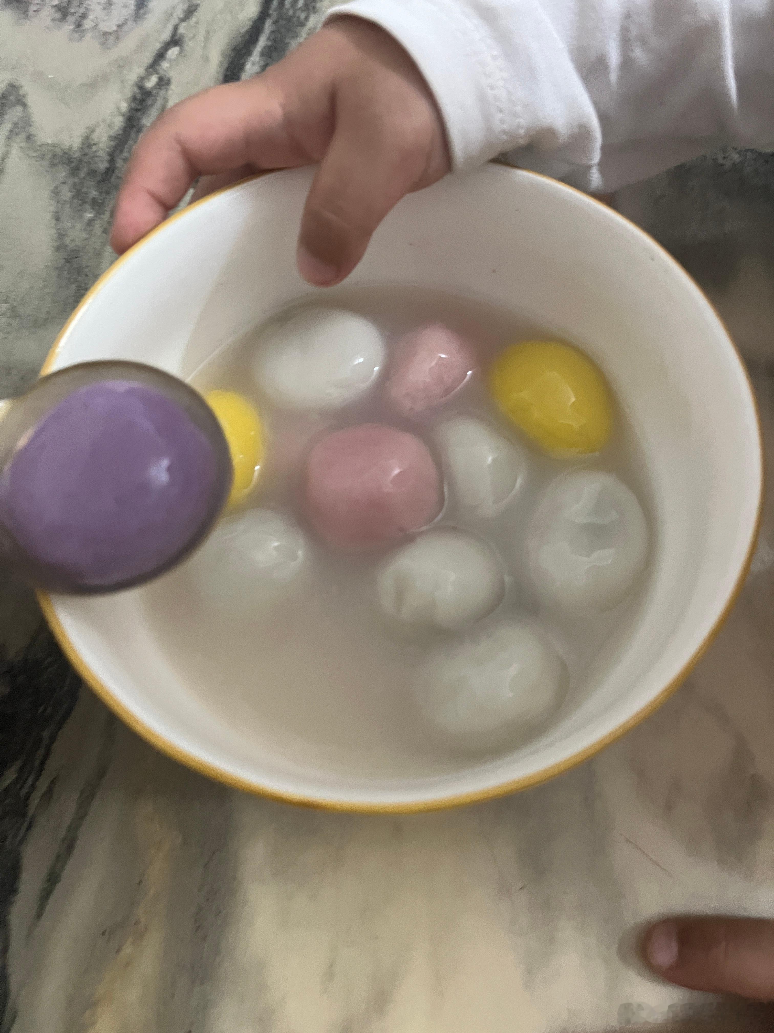 中午吃饺子，晚上吃汤圆，妯娌说吃了汤圆，又大了一岁，他们那边的说法，果然是冬至大