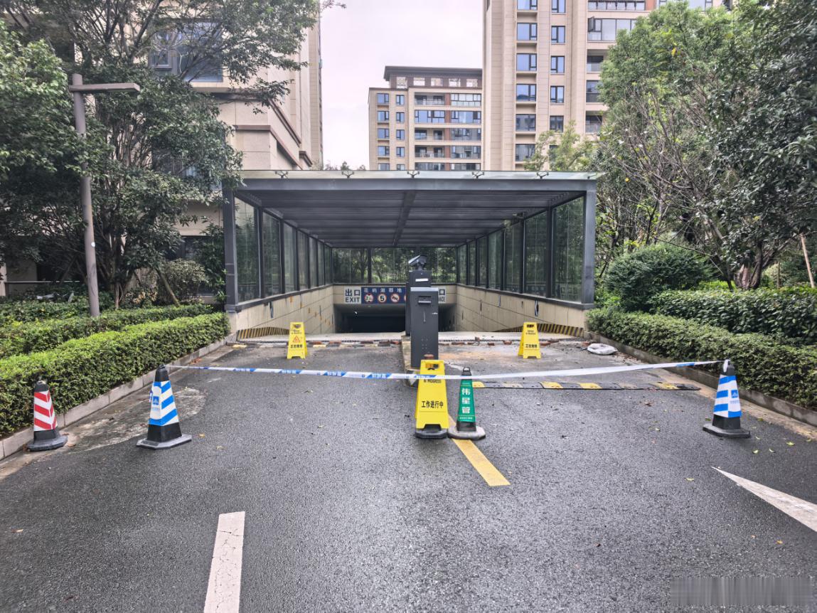【整改加固，宁波慈城花屿湖郡车库排水沟恢复原状 】此前，江北区慈城镇花屿湖郡小区