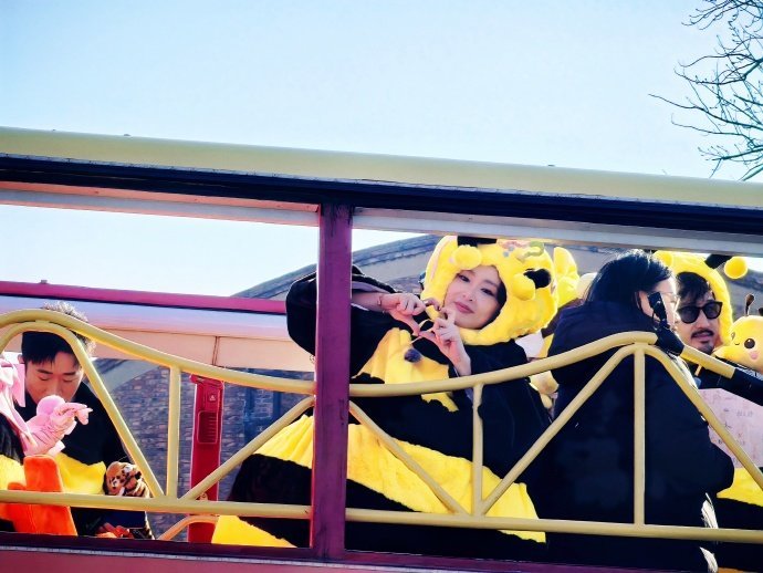 高叶 我可是要检查作业的高叶姐发起抽风姿势挑战啦！看姐在节目里疯得超有梗，这波作