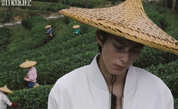 王鹤棣和张晚意茶园照片，棣棣这张，有木村拓哉的感觉，完胜啊 ​​​