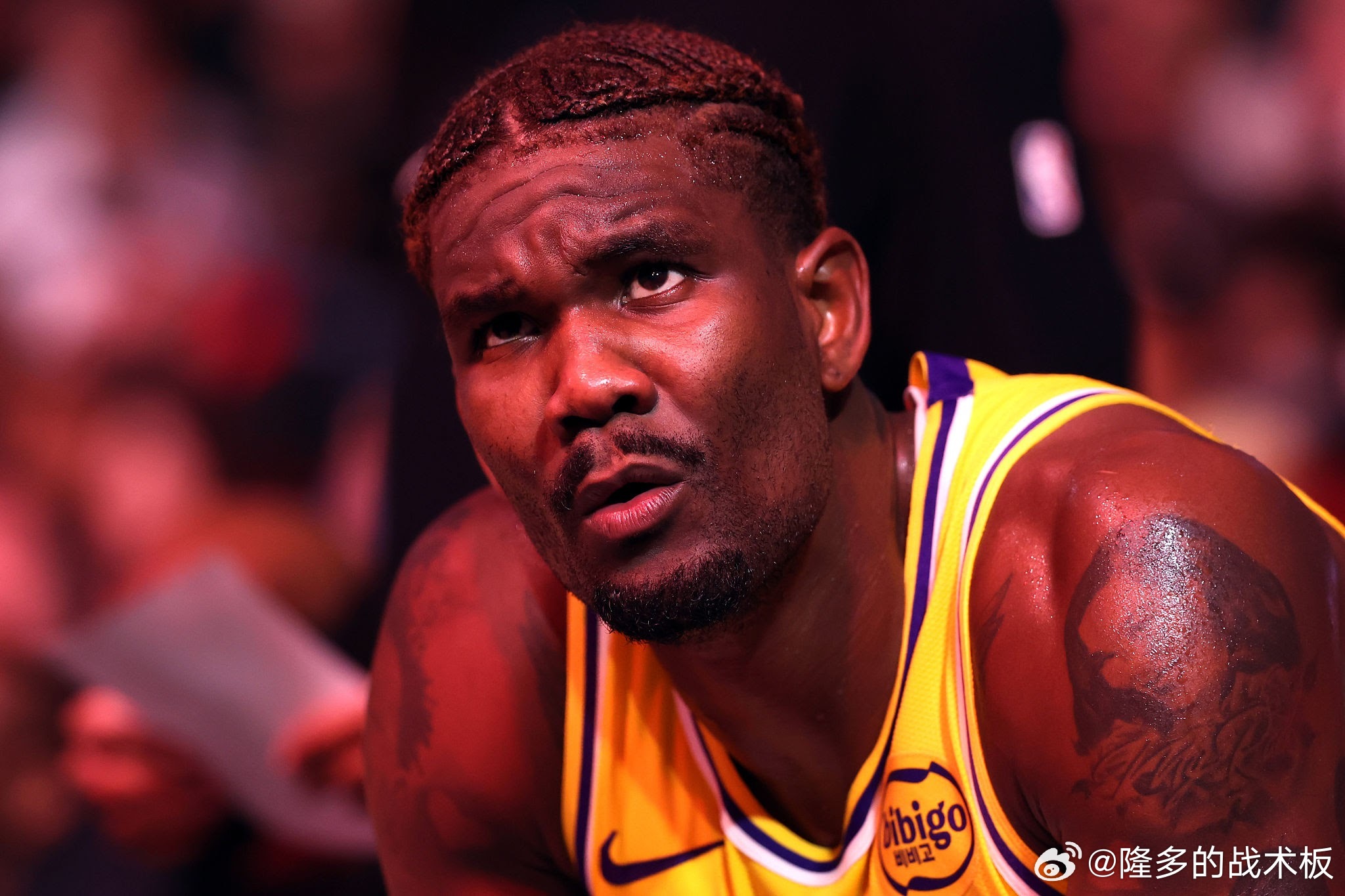 雷迪克表示，他认为艾顿目前正受左膝酸痛困扰。 湖人vs掘金