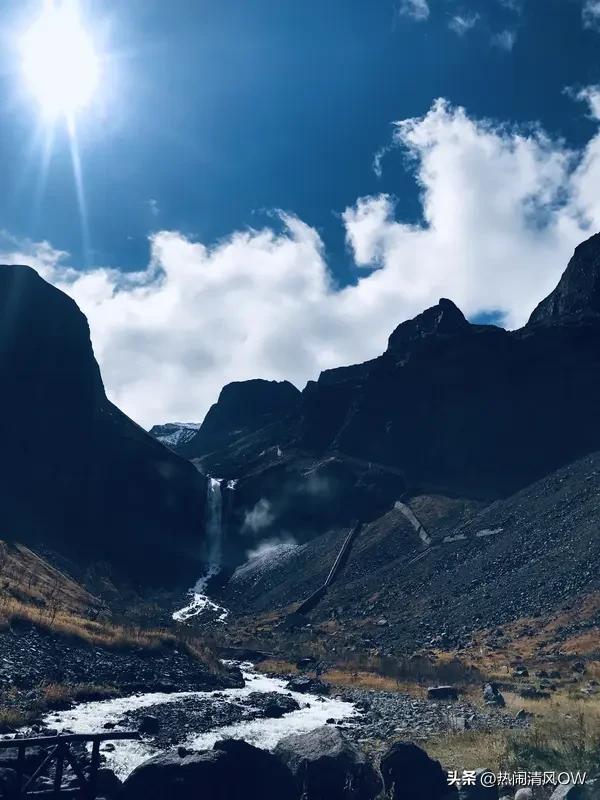 四季流转，各有各的美，就像“秋赏红枫冬赏雪，春观迎春夏观雨”说的一样。秋天，漫山