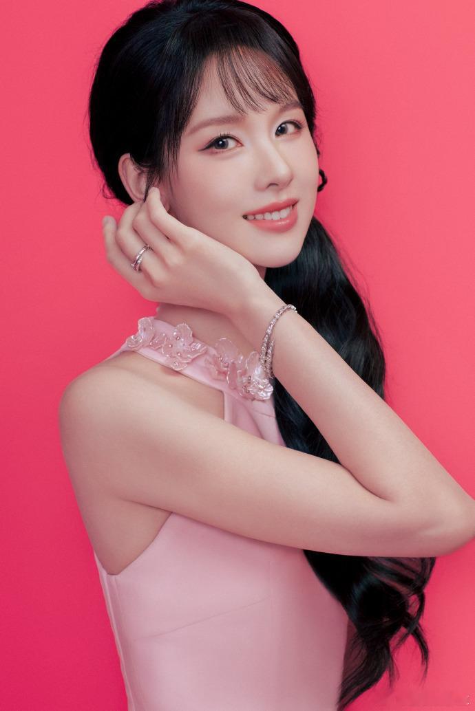 陈都灵星光大赏官宣照陈都灵的每一次演出都充满惊喜，舞台上的她自信且充满力量。12