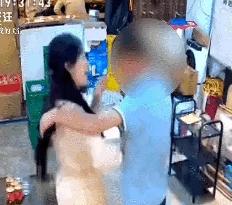 四川一家火锅店里，老板娘邹女士差点被一个男顾客逼到当场翻脸。
说白了，这人一开始