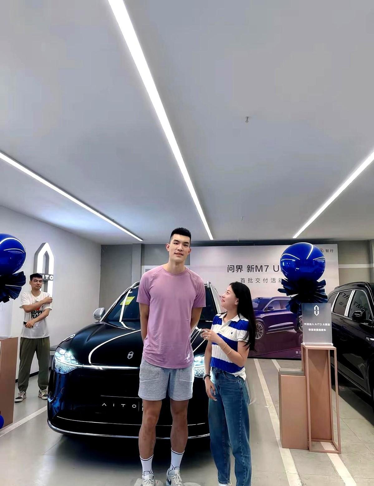 郭凯复出第一件事，不是练投篮，是提车。
他那双能单手握62公斤的铁手，握住了问界