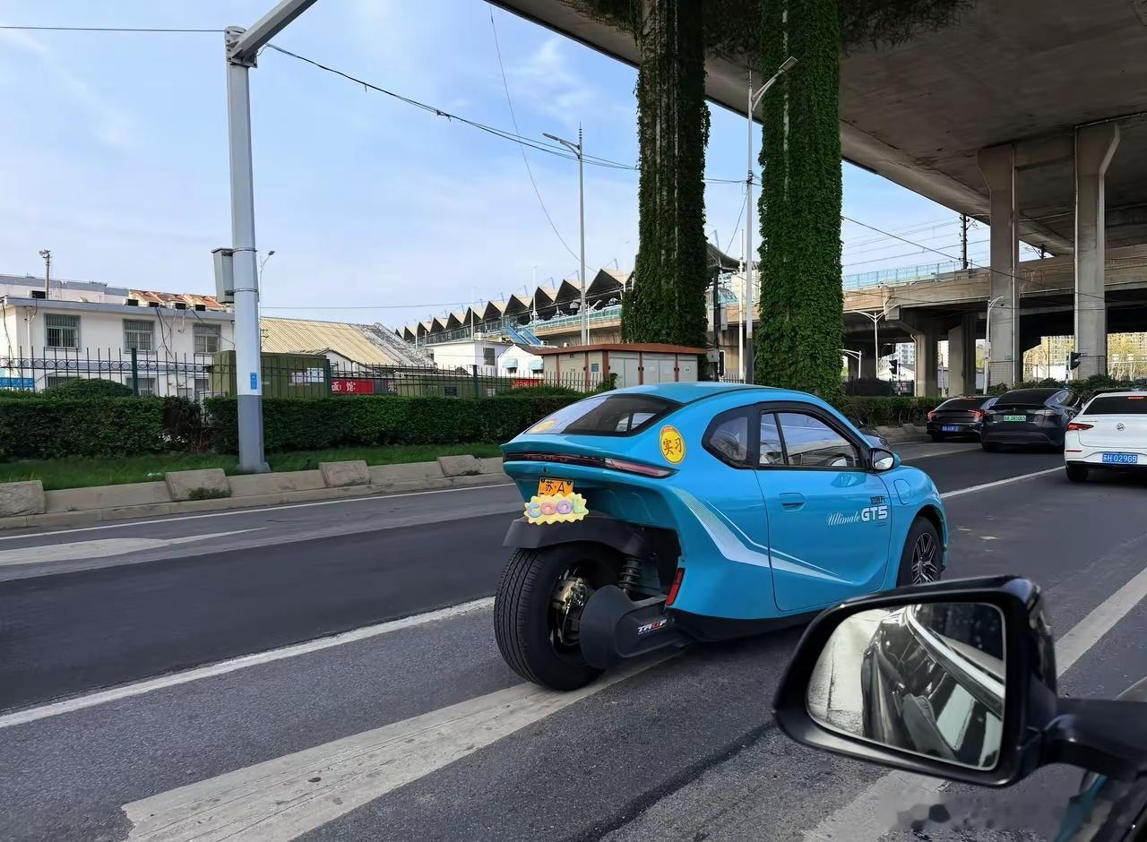 我去，南京居然也有人买特鲁夫GT5，车才两三万，车牌倒要十几万。 