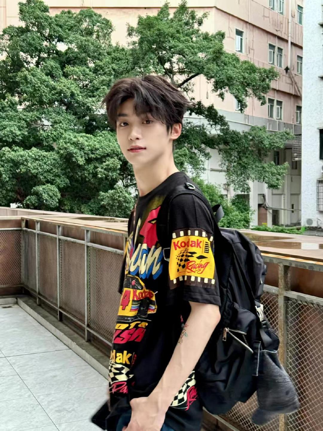 梓渝天选校园文白月光男主梓渝一身清爽少年气质扑面而来，眉眼温柔干净，妥妥是校园小