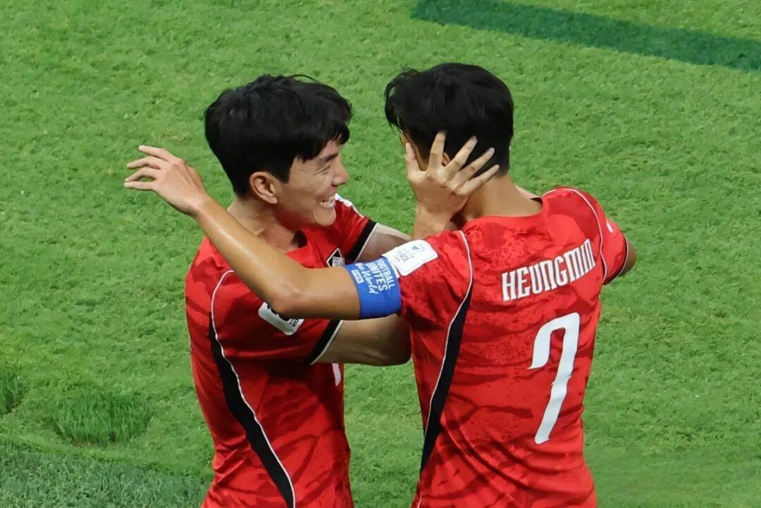 韩国队2-1逆转捷克，拿下本届世界杯亚洲球队首胜，时隔16年再取世界杯开门红，表