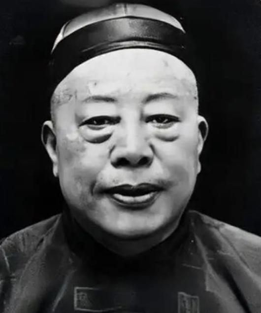 1936年，香港。一场欢愉后，一男子抚着余婉君的酥胸，眼神闪烁：“你丈夫不是王亚